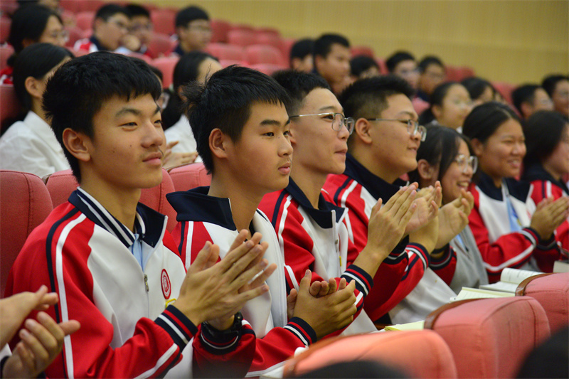 同学们送上热烈掌声.jpg