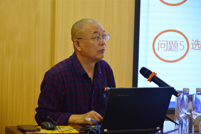 冯瑞先老师为大家做讲座1.jpg