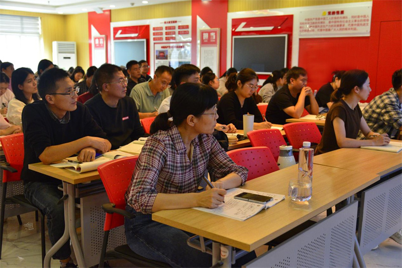 全体数学老师认真听会.jpg