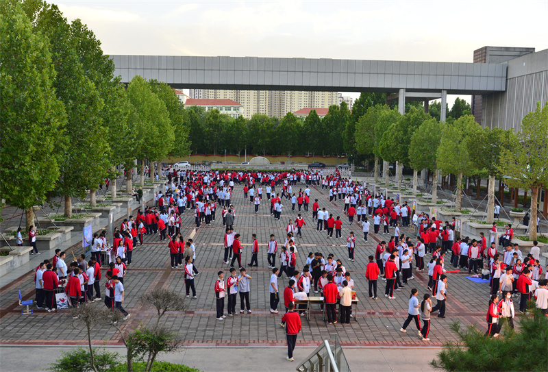 .社团招新现场人头攒动.jpg