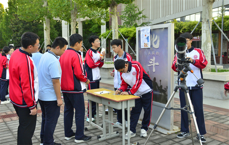天文社吸引同学驻足.jpg
