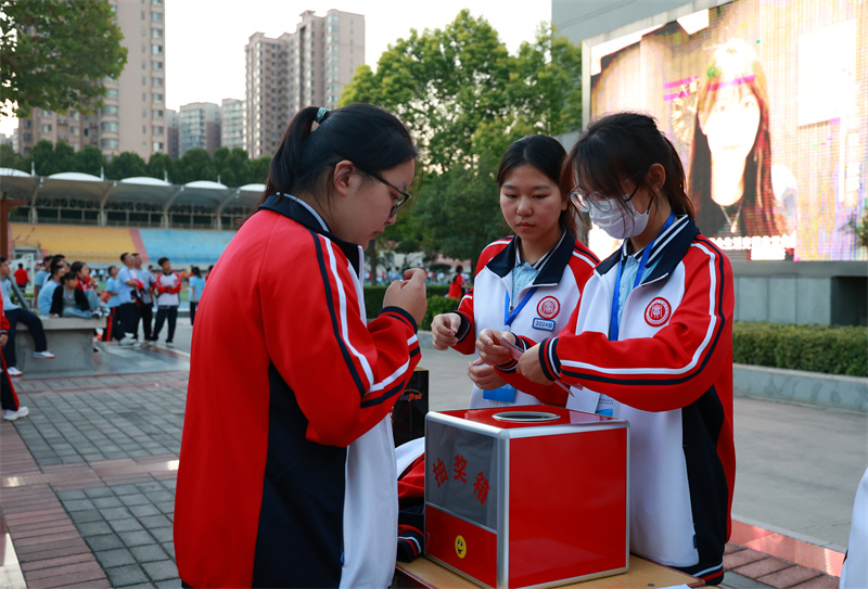 社团联合会组织参与活动的同学们抽奖.jpg