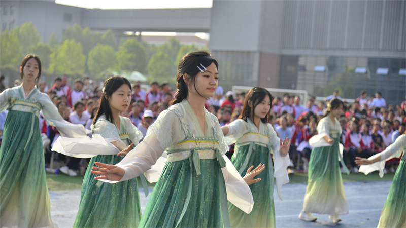 汉服翩跹舞，青春绽芳华.jpg