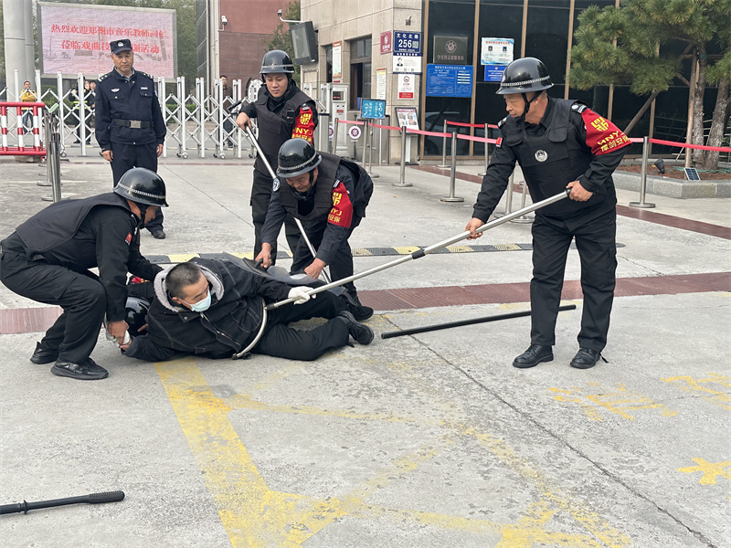 合力制服“歹徒”.jpg 合力制服“歹徒”.jpg