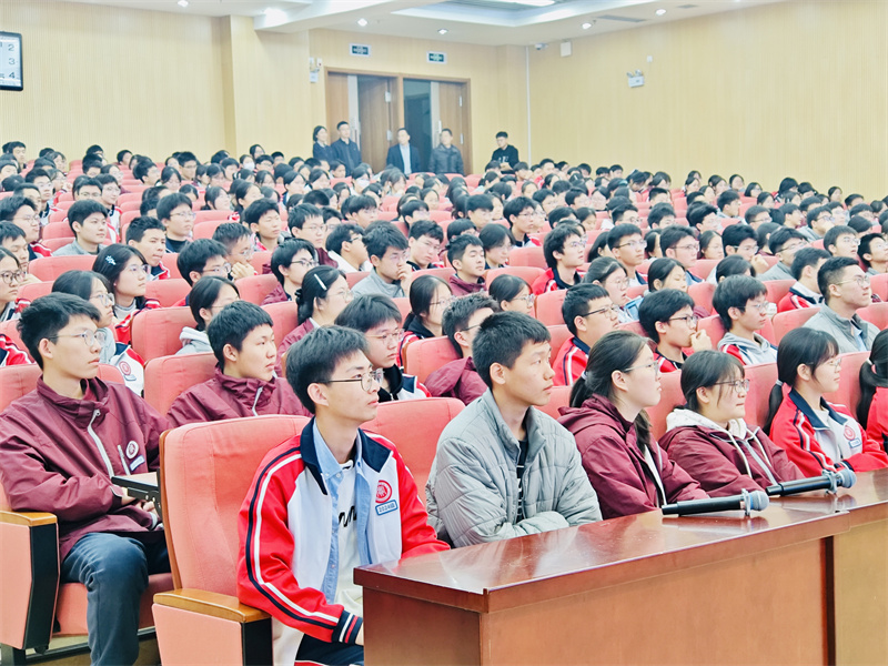 同学们认真聆听_副本.jpg 同学们认真聆听_副本.jpg