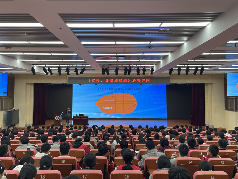 讲座现场专家深入浅出生动讲解.jpg 讲座现场专家深入浅出生动讲解.jpg