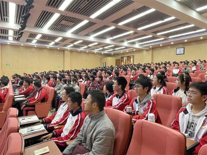 讲座现场同学们全神贯注听讲.jpg 讲座现场同学们全神贯注听讲.jpg