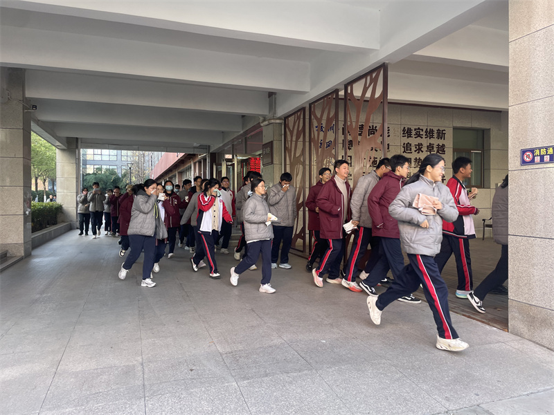 警报响起，同学们迅速逃离教室.jpg