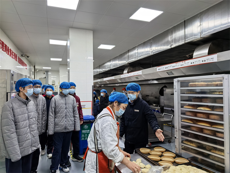 餐厅经理带领学生参观面点制作过程.jpg