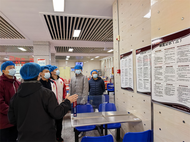 餐厅经理带领学生参观公示栏.jpg
