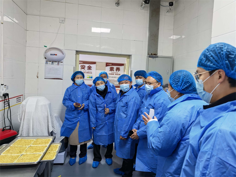 家长代表们走进后厨进行实地考察.jpg