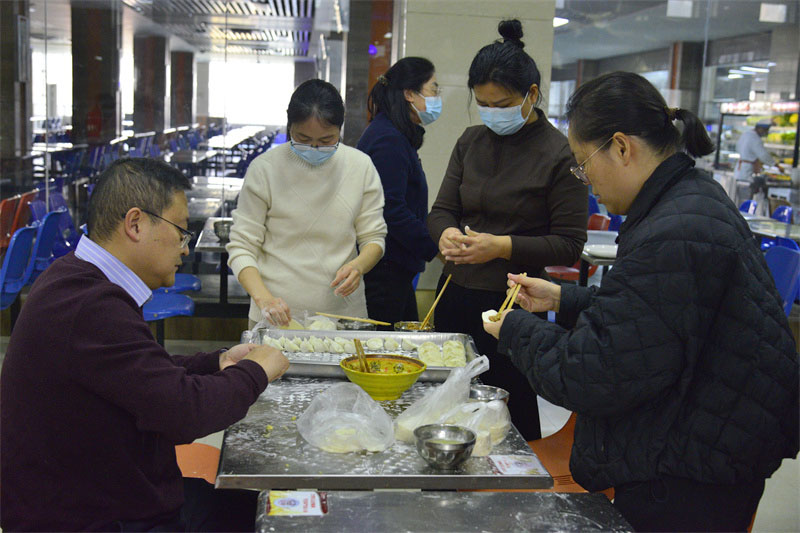 副校长张华钧与教师齐心包饺子.jpg