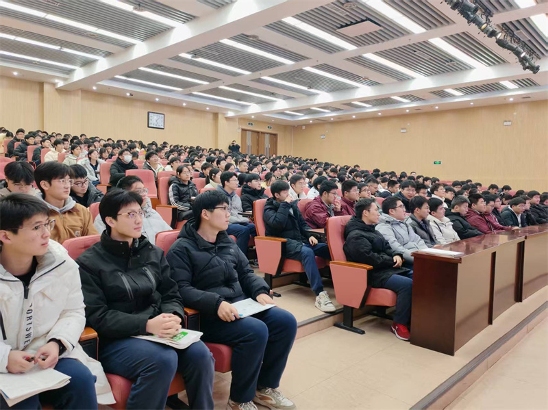 3.学弟学妹专注听讲.jpg 3.学弟学妹专注听讲.jpg