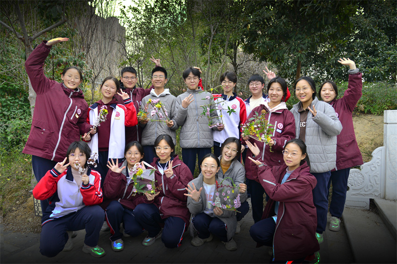 校园寻春小分队与春天合个影.jpg