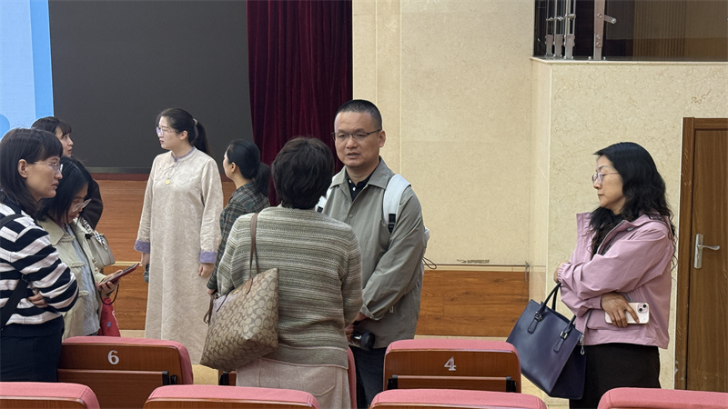 4讲座后家长与姚老师交流.jpg