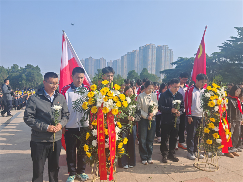 郑州市实验高中师生代表向革命英烈默哀.jpg