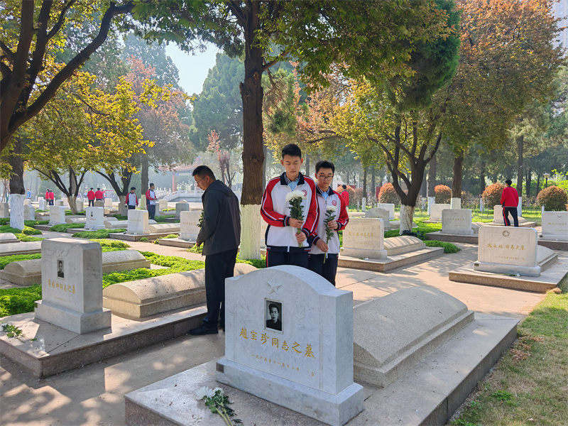 学生在墓前肃立祭拜.jpg