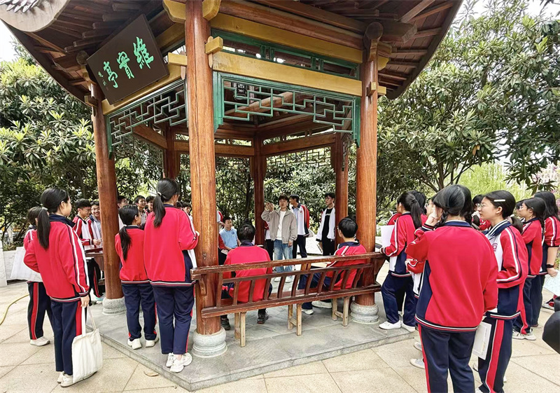 写生前陈朝勇老师进行讲解.jpg