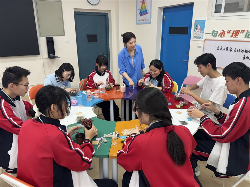 鲁帅老师指导社员感受投入与沉浸.jpg