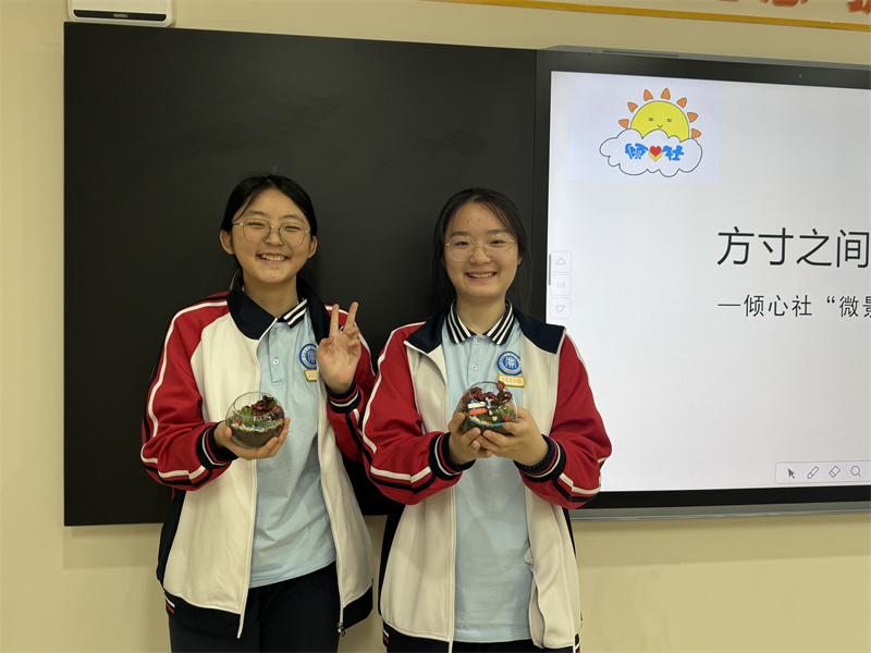社员开心地展示自己的成果.jpg