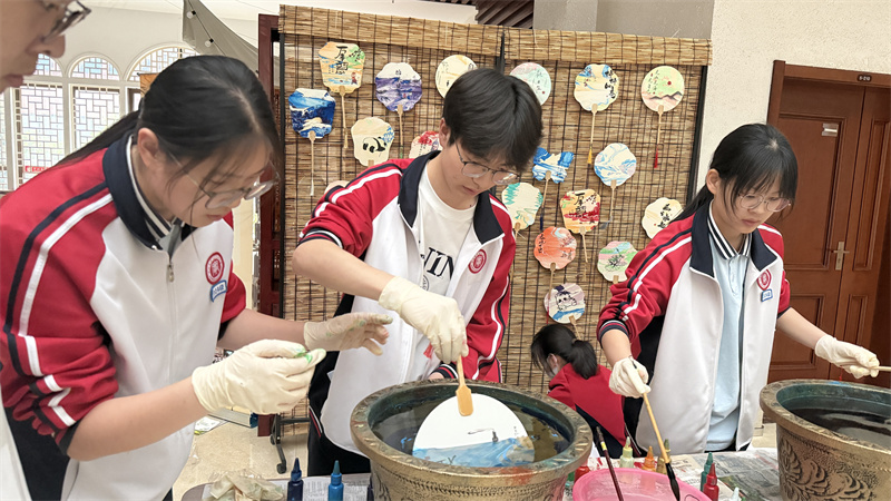 4同学们细心体验漆扇工艺.jpg