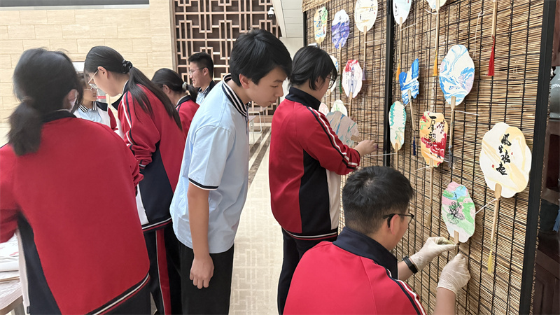 5同学们展示完成的漆扇作品.jpg