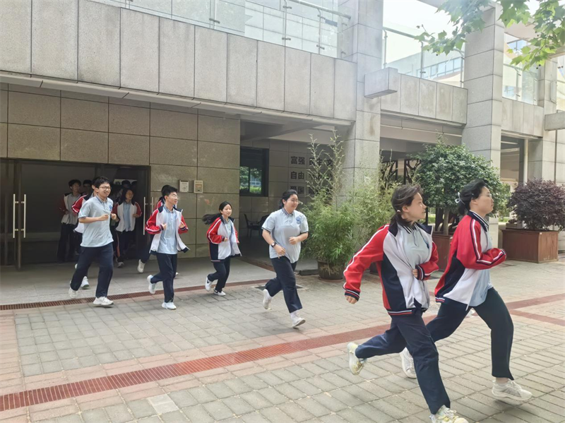 警报响起，同学们迅速撤离教室.png