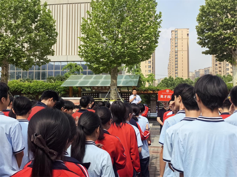德育处副主任关若飞对本次演练进行总结.png