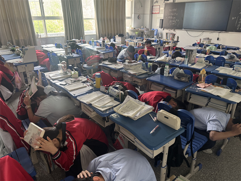 警报响起，同学们第一时间护头蹲下.jpg