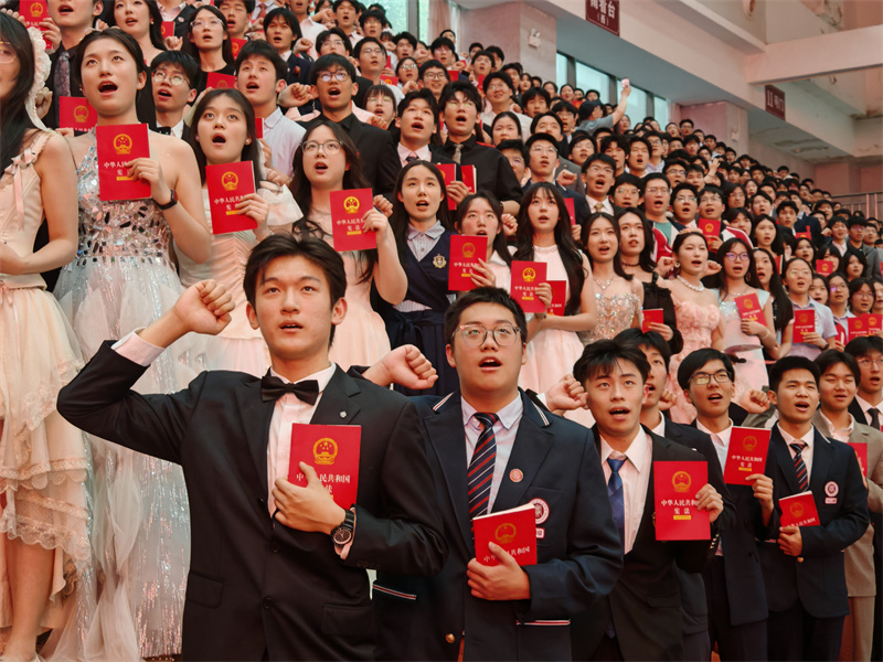 同学们手持宪法集体宣誓.jpg 同学们手持宪法集体宣誓.jpg
