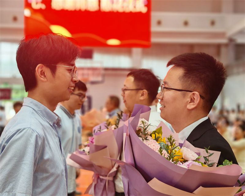 学生代表为恩师献花.jpg 学生代表为恩师献花.jpg