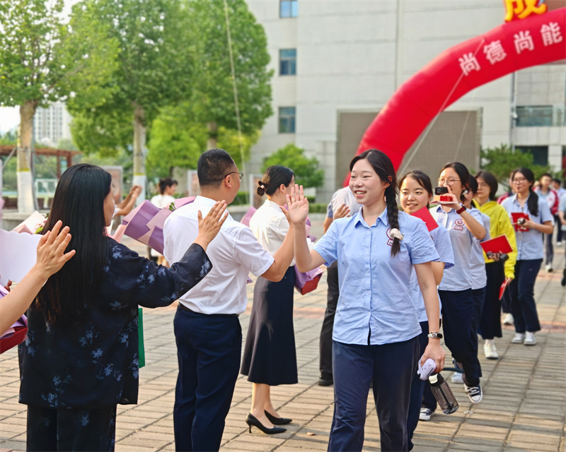 走过成人门同学们与校领导一一击掌.jpg 走过成人门同学们与校领导一一击掌.jpg