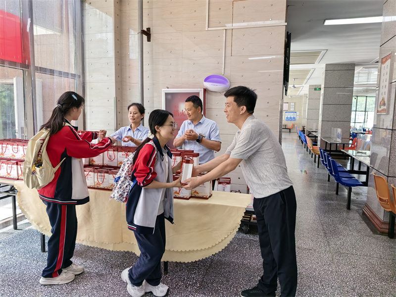 纪委书记黄坦为高三学子送上专属祝福.jpg