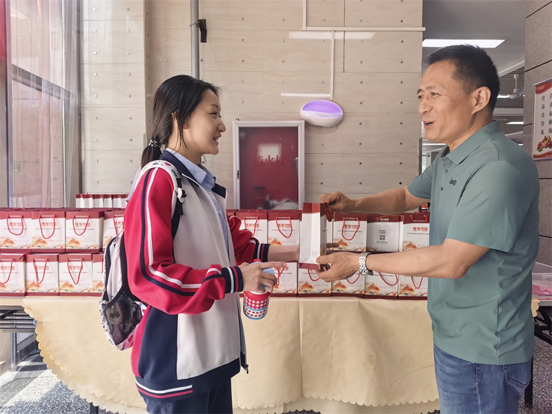 校长李超为高三学子发放高考专属祝福礼包.jpg