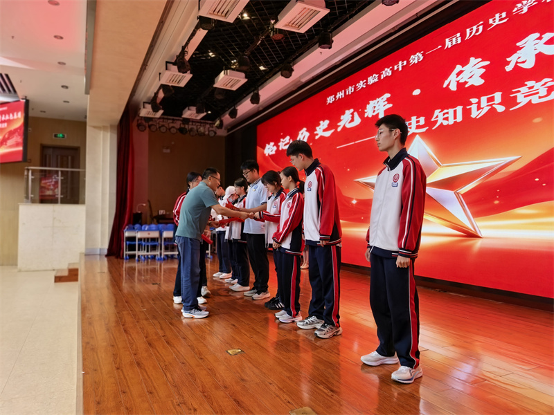 李超校长为获奖选手颁发证书和纪念品.jpg 李超校长为获奖选手颁发证书和纪念品.jpg