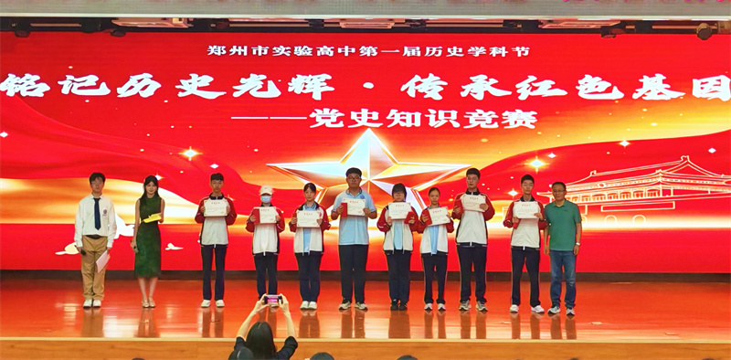 李超校长与获奖选手合影留念.jpg 李超校长与获奖选手合影留念.jpg