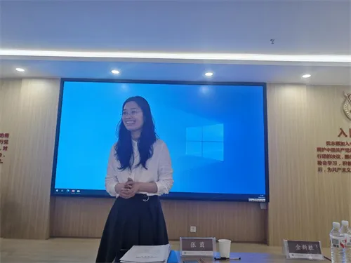 学术委员会成员张茵老师进行课题点评指导.jpg 学术委员会成员张茵老师进行课题点评指导.jpg