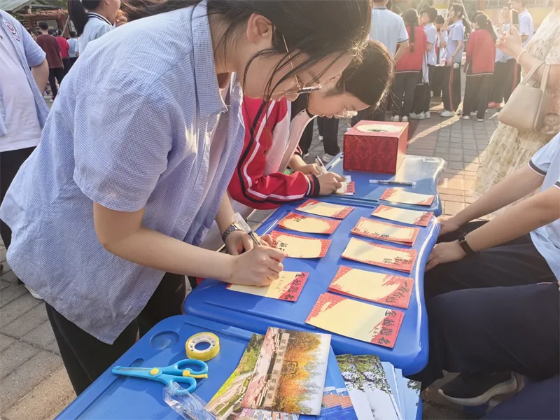 聚精会神书写祝福卡片的实高学子.jpg 聚精会神书写祝福卡片的实高学子.jpg