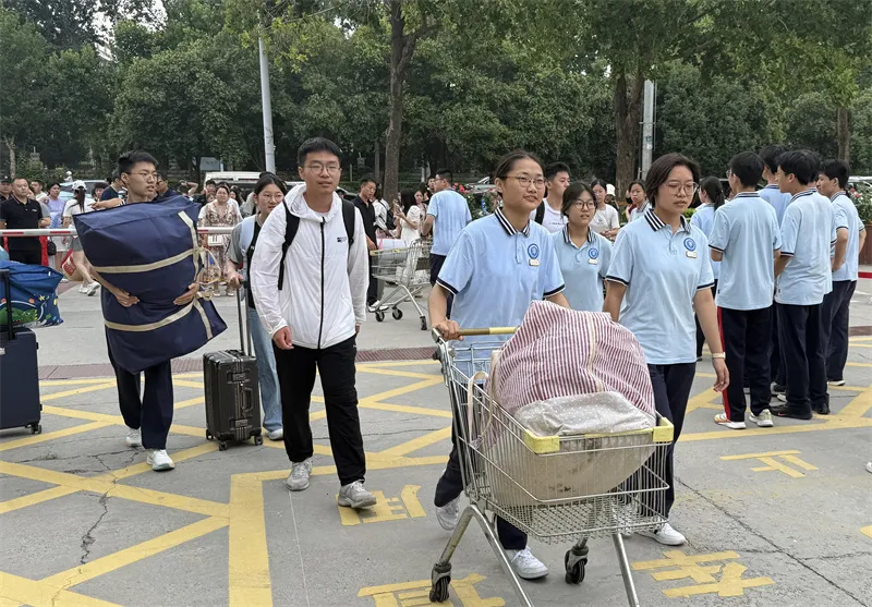 “学长团”帮助新生搬运行李.jpg “学长团”帮助新生搬运行李.jpg